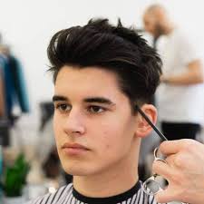 Para aquellos que no quieren pasar demasiado tiempo manteniendo su cabello, esta es una gran manera de lucir con estilo. Cortes Y Peinados Para Hombre Con Cabello Medio Largo