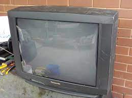 The average american spends four hours a day watching television, so making sure that you get the best quality and performance for your budget is very important. Flat Screen Vs Crt Tv Here Are Four Reasons You Want To Keep Your Tube Tv Dignited