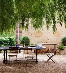 Steingarten Anlegen Gartengestaltung Kies Splitt Romantisch Weiden Baum Mediterran Hinterhof Schatten Gartengestaltung Hintergarten
