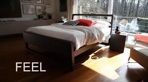 Letto con contenitore rialzato da terra per una pulizia più facile sotto al letto. Letto Contenitore Sollevato Da Terra Idee Letto Idee Per Decorare La Casa Arredamento