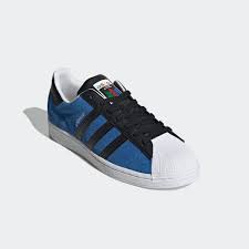 Mit schwarzer fußspitze, schwarz glänzender ferse und den klassischen drei streifen in schwarz, einfach schlicht und schön. Adidas Superstar Schuh Blau Adidas Deutschland