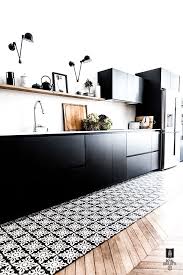 Armoires Noires Etageres Ouvertes Appliques Noires Parquet En Chevrons Graphi Cuisine Moderne Decoration Cuisine Cuisines Deco