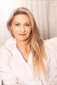 Lisa Hathorn's Instagram, Twitter & Facebook