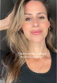 Minimal Makeup: Embrace a Light Natural Look