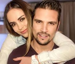 Recién divorciada de marcelo (ríos) conocí a luis miguel. Maura Rivera Le Preparo Una Fiesta De Cumpleanos A Mark Gonzalez La Bailarina Hizo Hasta La Torta De Su Marido Guioteca