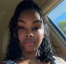 Dee Richards's Instagram, Twitter & Facebook