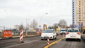 Tanto alemania como francia levantaron organizaciones defensivas a lo largo de sus fronteras alemania tomaba luxemburgo, blgica y holanda. Frontera Entre Francia Y Alemania Con Vehiculos Que Conducen Fotografia Editorial Imagen De Conducir Cityscape 165236752