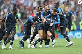 Antoine griezmann, kylian mbappé, karim benzema. La Joie Des Joueurs De L Equipe De France Apres Leur Victoire Finale De La Coupe Du Monde De Football 2018 En Russie A Moscou Opposant La France A La Croatie Purepeople