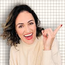 Paula Medeiros's Instagram, Twitter & Facebook