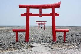Decouvrir Le Mysterieux Torii Dans La Mer A Tara Saga Japanese Shrine Japanese Shrine Gate Cute Couple Wallpaper