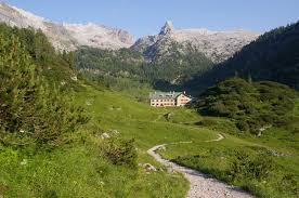 The property features an indoor swimming pool, a spa area with a sauna and a steam cabin, and a sports hall which is available for guests after a reservation. Bayern Berchtesgadener Alpen Huttentour Um Den Konigssee