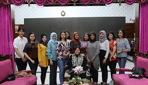 Dan juga membahas lainnya terkaitapakah pramugari boleh menikah terbaru tahun ini. 18 1 16 Anak Surabaya Yang Mendapat Kontrak Kerja Sebagai Pramugari Citilink Harian Bhirawa Online