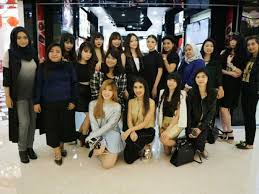 Koleksi foto dan info video cewek cantik, abg, tante, janda, wanita karier, mahasiswi, abg nakal, cewek bispak, spg bisyar, model seksi, abg smu, gadis desa hot selebritis cantik yang jadi fans fanatik olahraga. Ada Perkumpulan Cewek Cantik Di Surabaya Mau Gabung Bangsa Online Cepat Lugas Dan Akurat
