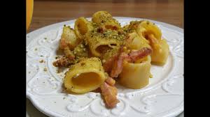 Zucca pulita, 350 g pennette (qui rigatoni) 320 g broccoletti, 160 g speck, 150 g panna liquida 2 cucchiai formaggio grana burro olio. Pasta Con Crema Di Zucca Pancetta E Pistacchi Youtube
