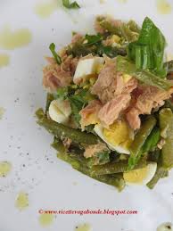 Quando chiedo a qualcuno dei in effetti, il polpettone di patate, tonno e fagiolini è la tipica ricetta perfetta per l'estate…che invece di. Ricette Vagabonde Insalata Di Fagiolini Tonno Uova E Basilico