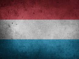 La bandera de luxemburgo está realizada por tres franjas horizontales conservando el mismo tamaño, rojo, blanco y celeste. La Bandera De Luxemburgo
