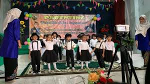 Dan sekolah tersebut termasuk sekolah music dan pada suatu ketika sekolah itu akan mengadakan pentas seni musical untuk menyambut hari jadi sekolah tersebut yang ke 57 tahun. By Aa Fajar Tk Soedirman