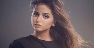 أثار قرار محكمة بحرينية بسجن والدة الفنانة حلا الترك، لمدة عام مع الشغل والنفاذ ضجة على مواقع التواصل الاجتماعي، لاسيما وأن الحكم يتزامن مع موعد عيد الأم الذي يصادف 21 مارس. Ø­Ù„Ø§ Ø§Ù„ØªØ±Ùƒ ØªÙØ§Ø¬Ø¦ Ø¬Ù…Ù‡ÙˆØ±Ù‡Ø§ Ø¨Ø§Ù„Ø¹Ø¨Ø§Ø¡Ø© Ø§Ù„Ø³ÙˆØ¯Ø§Ø¡ ÙˆØ§Ù„Ø­Ø¬Ø§Ø¨ ØµÙˆØ± Ù„Ù‚Ø·Ø§Øª