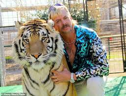20 fierce lion tattoos for men the trend spotter. Memphis Depay Kanale Seine Innere Joe Exotisch Wie Er Geniesst Lockdown Mit Einem Liger Im Neuesten Musik Video Aktuelle Boulevard Nachrichten Und Fotogalerien Zu Stars Sternchen