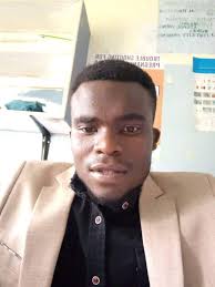 This is yesterday in Kisii. The man whose hand is raised (i pointed at him)  is Zaheer Jhanda, of the fake gold fame. The people who surround William  Ruto though. Mara si