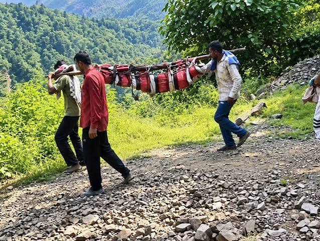 भूस्खलन से बंद सड़क नहीं खोल पाई सुक्खू सरकार, ग्रामीणों संग मां का शव 6 KM डंडे से बांधकर घर लाया बेटा, फिर किया अंतिम संस्कार