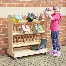 Des tiroirs intégrés dans les marches des escaliers permettent de ranger facilement toutes les chaussures de la famille. Range Bottes D Exterieur En Bois
