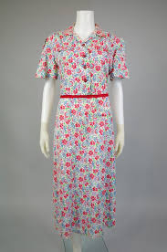1930s fashion for men the male silhouette had wide, padded shoulders, a broad chest, defined waist, and straight legs. 5 Pieces That Defined 1930s Fashion
