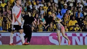 Emiliano vecchio y lucas gamba. Entro En Topless En Rosario Central River Con Mensaje Contra Violencia En El Futbol Diario 26