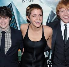 Daniel radcliffe he dropped at life some of the iconic fictional characters throughout his tenure as harry potter it match very effectively with the ambition of eager to do all kinds of roles, which has. Daniel Radcliffe Harry Potter Star Griff Beim Dreh Zur Flasche Welt