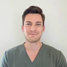 Hola me pusieron un catéter doble hace un mes con 10 días pero ahora x la  mañana me salió por la ori