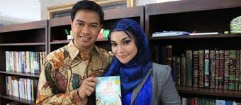 Film ini mengisahkan pengalaman seorang jurnalis asal indonesia yang sedang menemani suaminya menjalani kuliah doktorat di vienna, austria. Download Film 99 Cahaya Di Langit Eropa Ganool