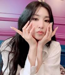 SNSD Tiffany shows off her new nails!