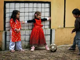 Unos juegan a pasar debajo de la cuerda, otra juega al truque y otros juegan a apilar cubos. Fondos De Pantalla Templo Calle Rojo Colegio Puerta Futbol Vida Vietnam Pelota Jugando Jugar Hanoi Nino Ninos Nina Chicas Divertido Disfraz Lumix Sincero Recreacion Estrella De La Manana Human Behavior 4324x3249