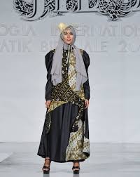 Aneka busana gamis wanita koleksi terbaru, hadir dengan motif modern nan elegan kombinasi kain polos, pakaian batik perempuan berhijab yang modis untuk kerja hotline 0851.0309.7588 sms/whatsapp 0815.487.50.287 35 Model Baju Gamis Batik Kombinasi Polos Terbaru 2021