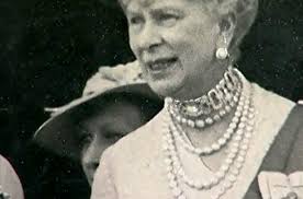 Having belonged to the Dowager Empress Maria Fiodorovna, this diamond chain  link choker, was acquired by Queen Mary in 1929.