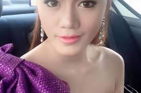 On-the-run republican Diver dating Bangkok pop star Nat Kan