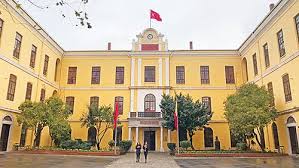 Lycée de galatasaray), i̇stanbul'un galatasaray semtinde bulunan bir lisedir. Galatasaray Lisesi Nin Fenerbahceli Muduru Prof Dr Engin Kulubun Bildiri Yayinlamasi Hos Olmadi Okul Mudurlugu Bir Egitim Isi Onedio Com