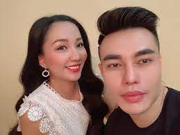 Lê dương bảo lâm được khán giả biết đến khi đạt thành tích quán quân cười xuyên việt năm 2015. Le DÆ°Æ¡ng Báº£o Lam Ká»ƒ Chuyá»‡n Háº¹n Ho Ba Xa Quá»³nh Quá»³nh Ba Toi Sá»£ Hai Ä'á»©a Toi Lam Báº­y Báº¡ Tren Chiáº¿c Xe Bo Nen Cáº¥m Tiá»‡t