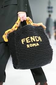 Trova una vasta selezione di fendi cuscini a prezzi vantaggiosi su ebay. 250 Idee Su Borse Firmate All Uncinetto Nel 2021 Borse Uncinetto Borse All Uncinetto