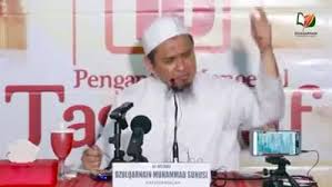 Tengku zulkarnain adalah seorang pendakwah, yang sekarang menjabat sebagai wakil sekretaris jendral dewan (wasekjen) pimpinan majeli ulama indonesia (mui). Batilnya Aqidah Bahwa Allah Ada Di Ittiba Rasulullah