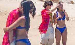 Timothée chalamet went for the glitz at the golden globes! Timothee Chalamet And Eiza Gonzalez S Summer Of Love Rolls On With Another Pda Session In Mexico Daily Mail Online