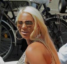 Op welke zender komt samantha de jong? Samantha De Jong Beter Bekend Als Barbie Barbie Samantha Sunglasses Women