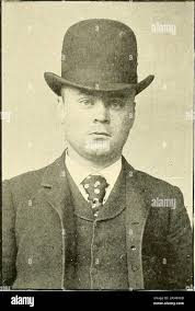 Homme accroupi à côté Banque de photographies et d'images à haute  résolution