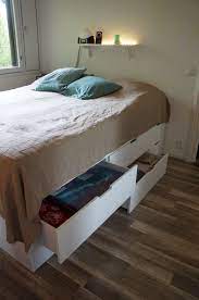 our platform bed is selfmade by my boyfriend and dad it s actually ikea nordli bureau under the bed t einzimmerwohnung einrichten kleines schlafzimmer zimmer