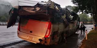 El accidente ocurrió a las 2:15 horas de este martes en el kilómetro 37+900 de la carretera libre en dirección a toluca, donde se vio involucrado un autobús con razón social futura select, placas 63ha12 y número económico 8332, el cual provenía de acapulco, guerrero, con dirección a jalisco. Mueren Dos Personas Tras Choque En La Mexico Toluca