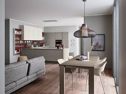 Les meubles modernes sont désignés afin d'allier à la fois le côté esthétique et de forme carré, les tables modernes se glisseront avec charme et discrétion dans votre cuisine pour lui apporter une touche de modernisme et d'originalité. Tables Et Chaises Ensemble Table Et Chaise De Cuisine Moderne Veneta Cucine