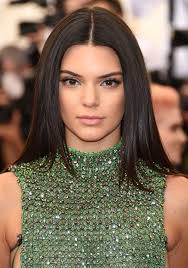 Edit katniss è descritta con lunghi capelli neri lisci (che solitamente tiene raccolti in una treccia), pelle olivastra e occhi azzurri tendenti al grigio. Colore Di Capelli Quale Scegliere Per La Carnagione Olivastra Vogue Italia