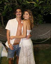 A filha de xuxa e luciano szafir é autêntica. Sasha Meneghel Da Beijo Em Namorado Bruno Montaleone Em Video Muito Amor Sasha Meneghel Ideias Fashion Sasha Meneghel E Namorado