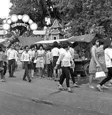 New Year Holiday Crowds At Haw Par Villa Singapore Photos New Year Holidays Singapore