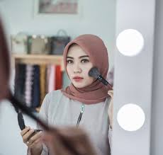 Siapa yang tidak ingin hari wisuda tampil dengan dandan paling cantik. Cantik Dengan Makeup Hijab Dan 5 Rekomendasi Tutorial Makeup Hijab Dari Para Beauty Vlogger Yang Bisa Jadi Inspirasi 2018
